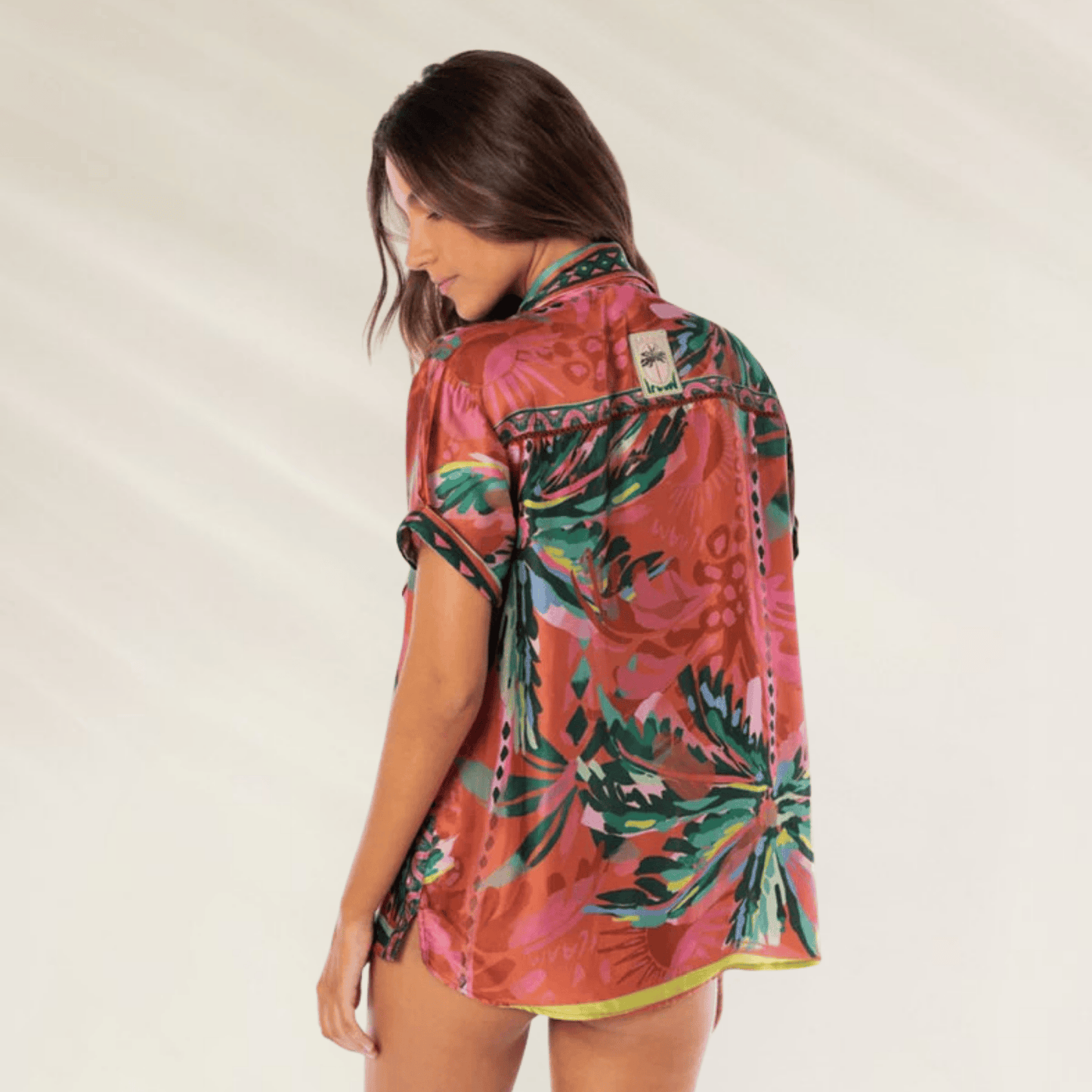 Camisa Maaji com estampa vibrante de folhas e detalhes em preto e vermelho