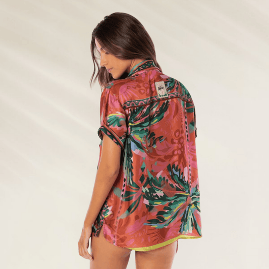 Camisa Maaji com estampa vibrante de folhas e detalhes em preto e vermelho