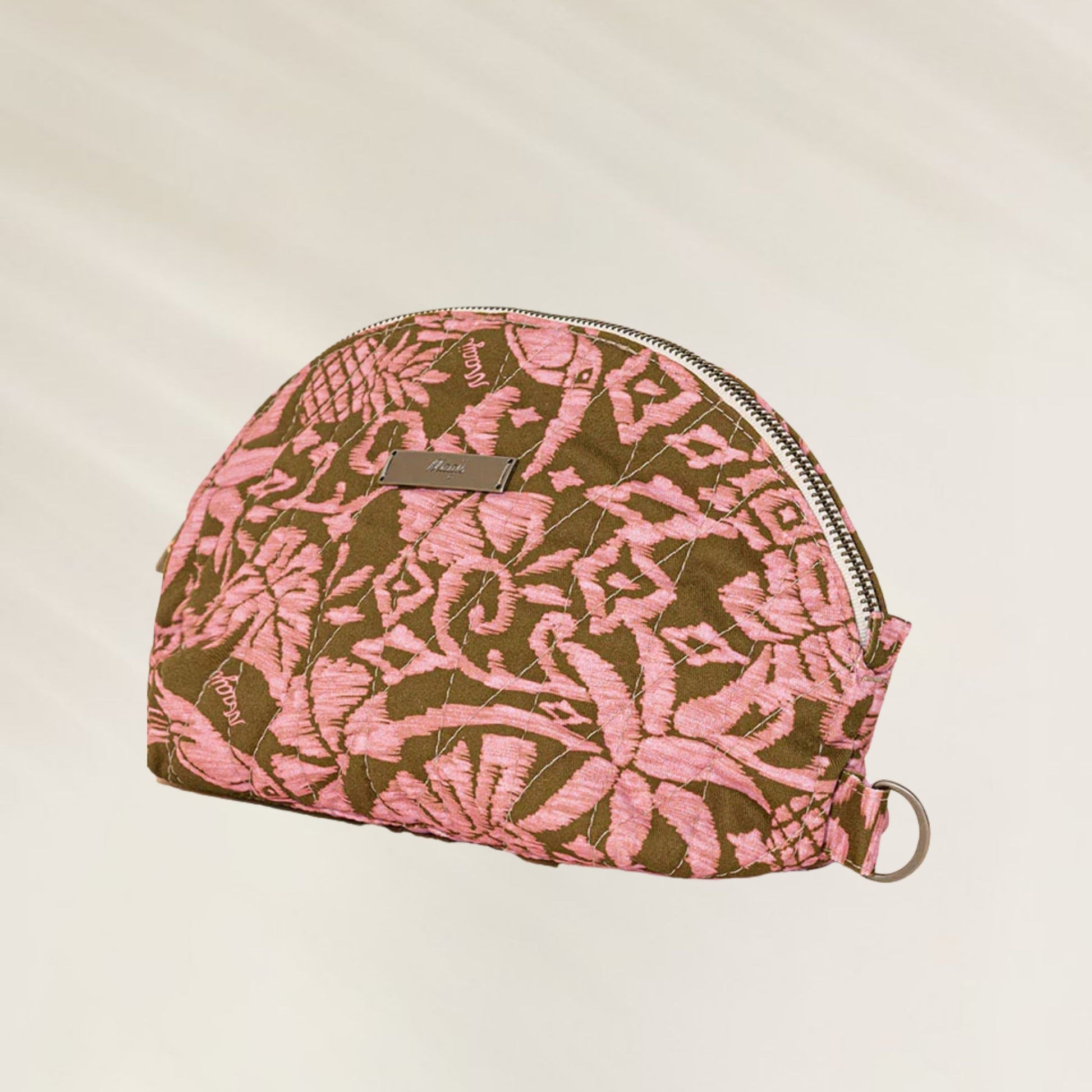 Bolsa Maaji com estampa floral pink em fundo marrom, ideal para maquiagem e acessórios