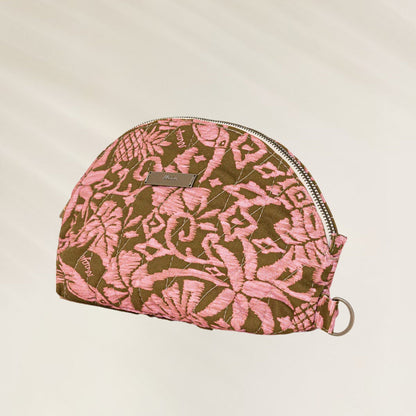 Bolsa Maaji com estampa floral pink em fundo marrom, ideal para maquiagem e acessórios