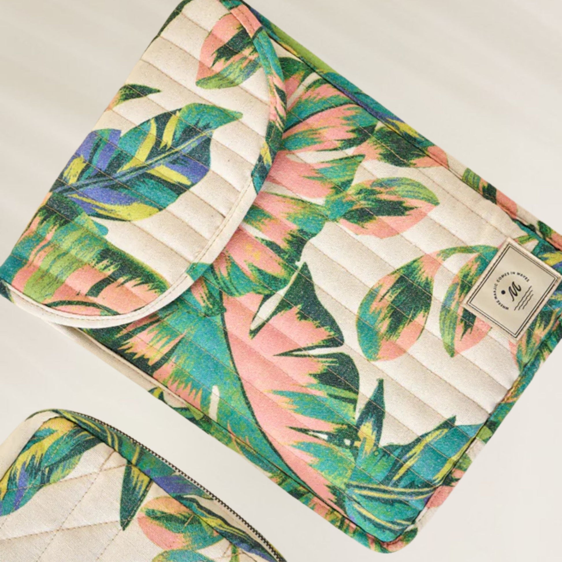 Bolsa Maaji com estampa tropical colorida e design acolchoado para armazenamento seguro
