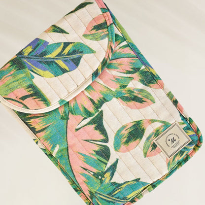 Bolsa Maaji com estampa de folhas coloridas, ideal para uso casual e aventuras de verão