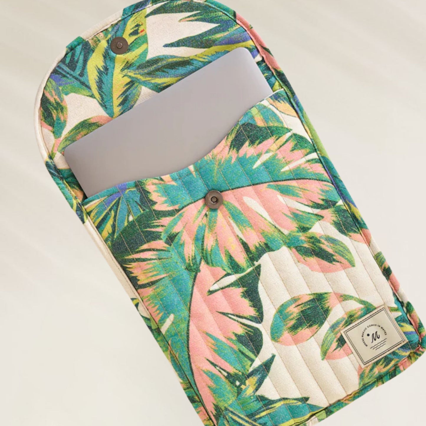 Bolsa Maaji com estampa tropical e compartimento para laptop, ideal para o dia a dia