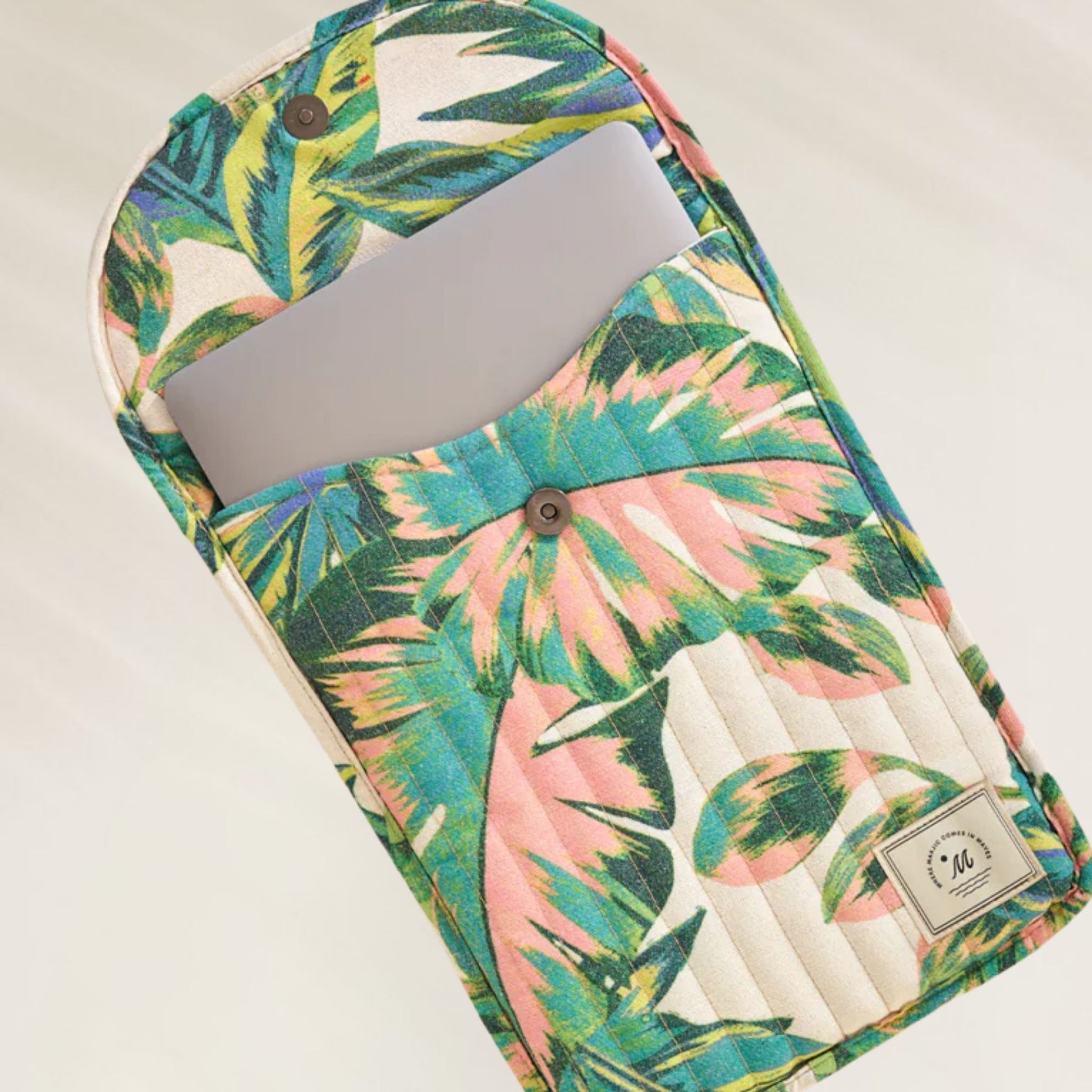 Bolsa Maaji com estampa tropical e compartimento para laptop, ideal para o dia a dia
