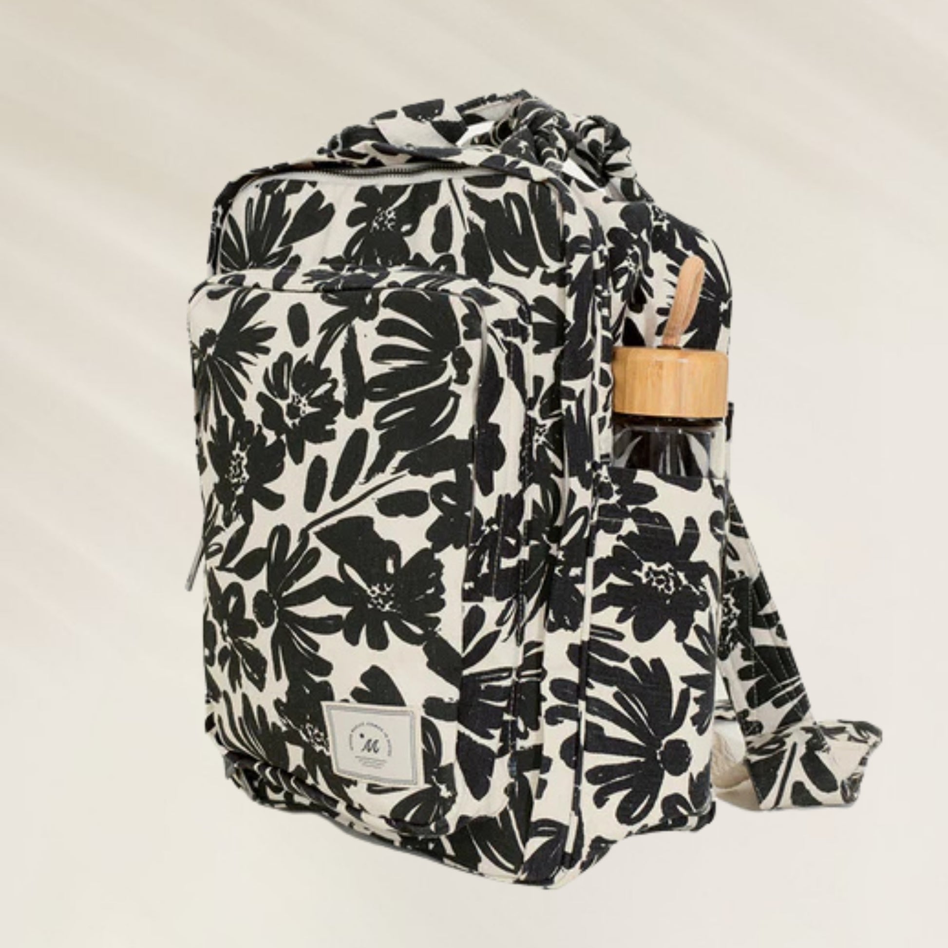 Mochila Maaji com estampa floral em preto e branco, ideal para uso diário e viagens