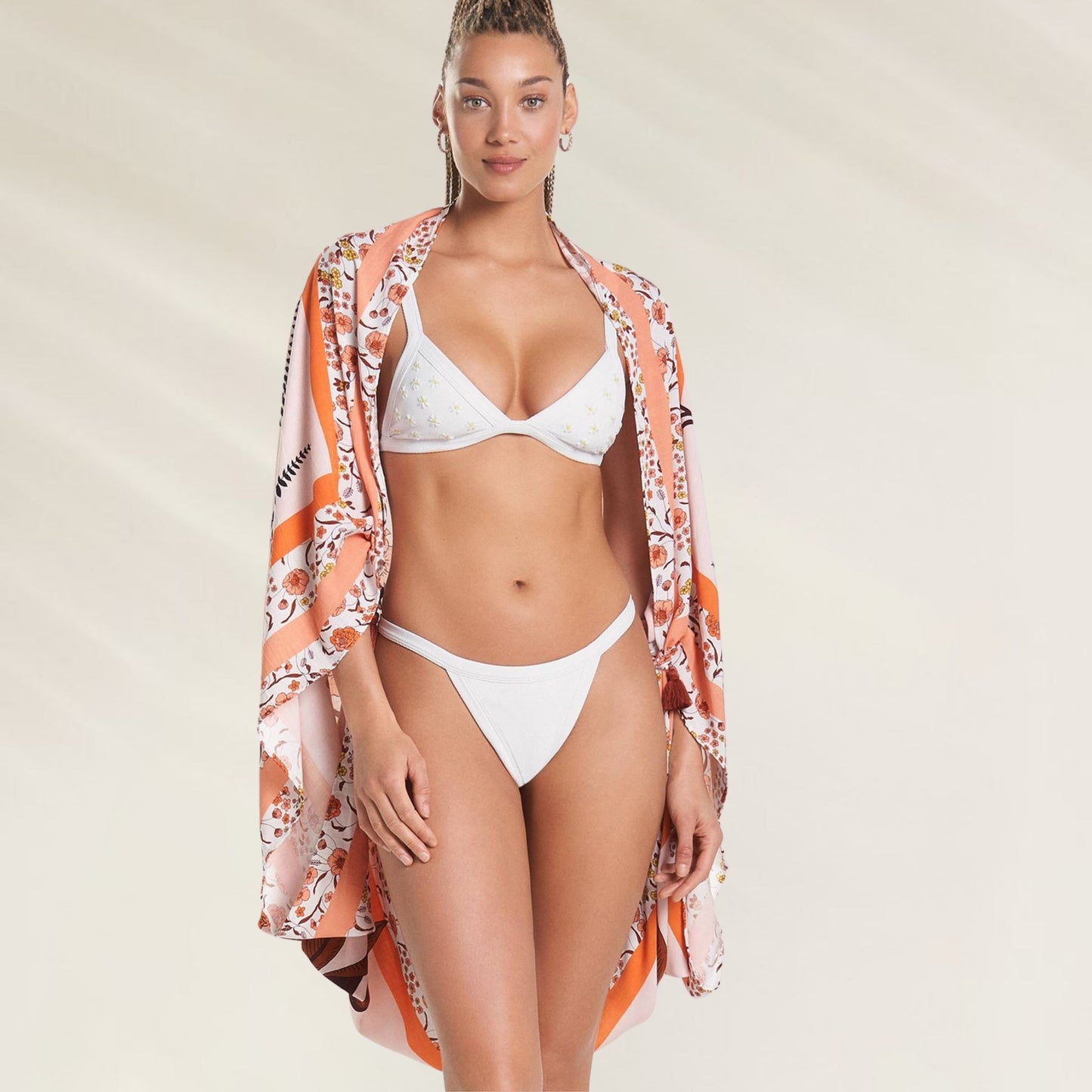 Pareo Maaji com estampa vibrante, ideal para uso na praia ou piscina