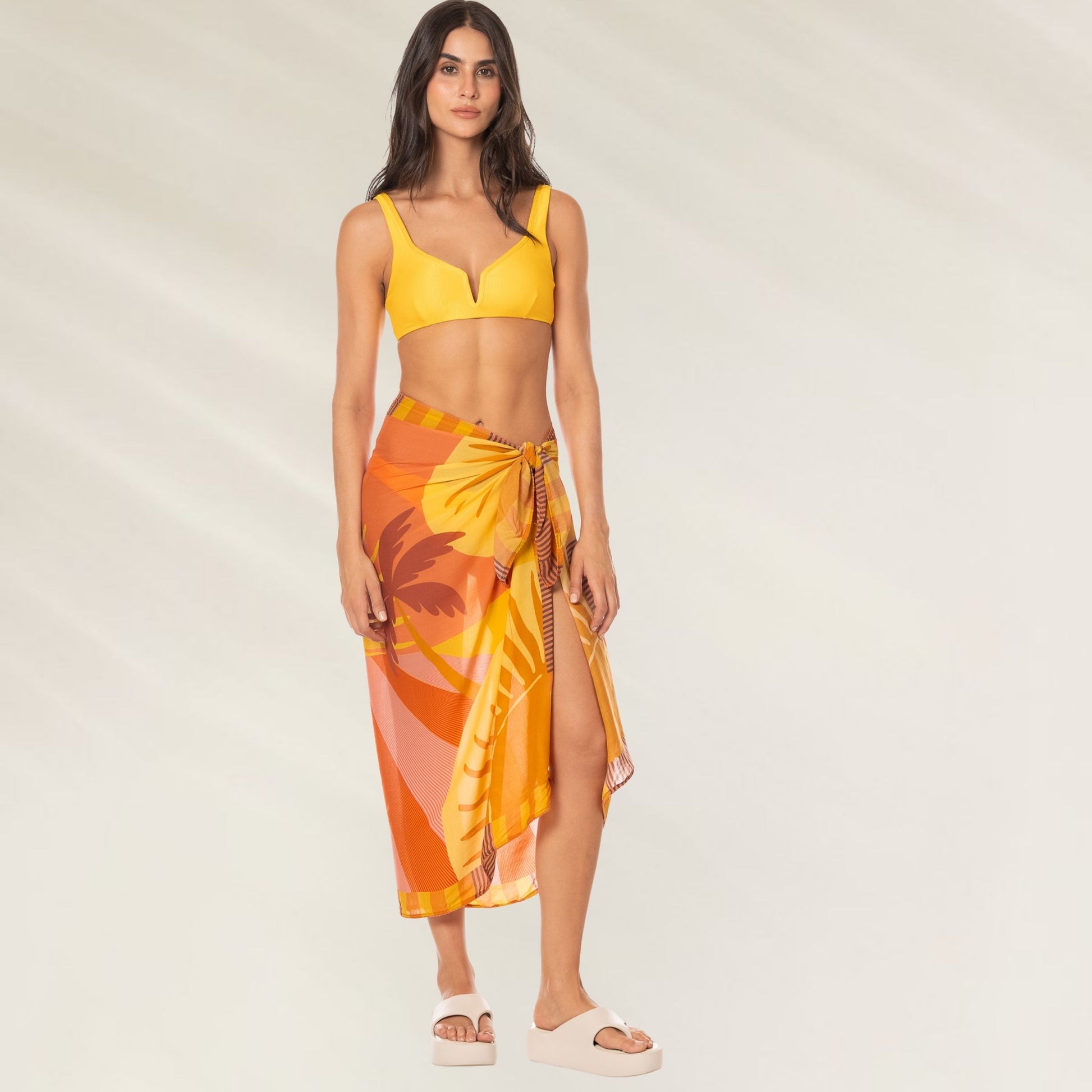 Pareo Instinct Print Isla da Maaji em tons de laranja e rosa, ideal para praia e piscina.
