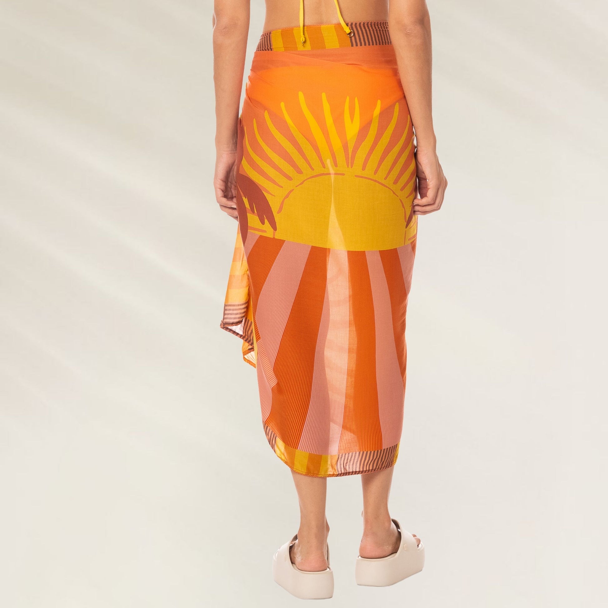 Pareo Instinct Print Isla da Maaji com estampa vibrante de sol em tons de laranja e rosa