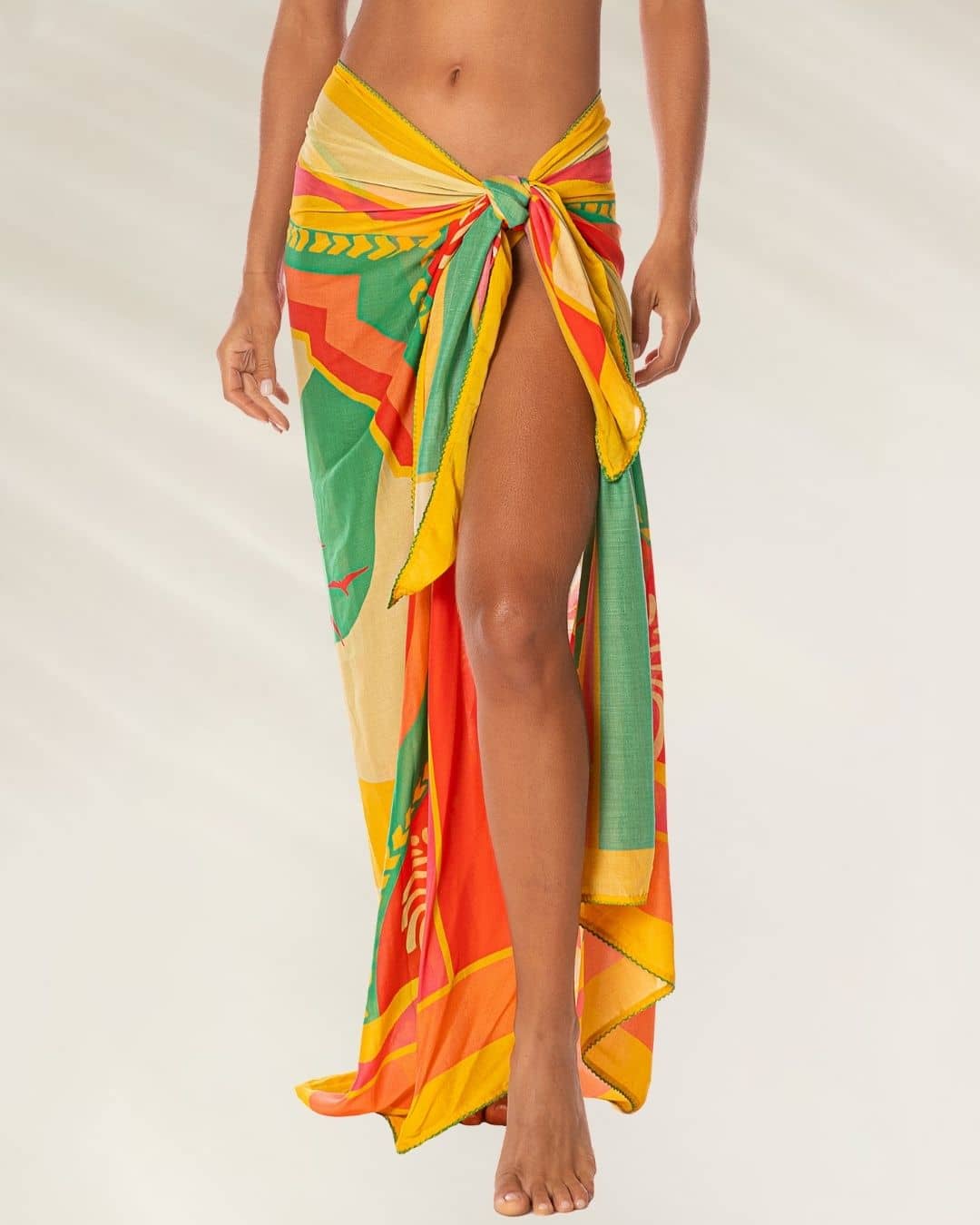 Pareo Isla Multicolor da Maaji, estampa vibrante em tons de amarelo, verde e vermelho ideal para praia