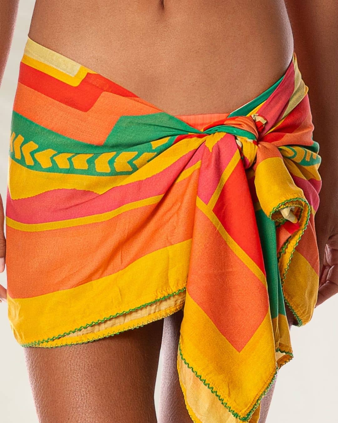 Pareo Isla Multicolor da Maaji com estampa vibrante em tons de laranja, verde e amarelo ideal para a praia