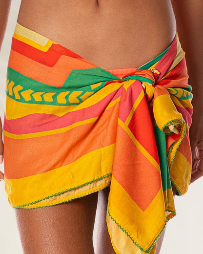 Pareo Isla Multicolor da Maaji com estampa vibrante em tons de laranja, verde e amarelo ideal para a praia