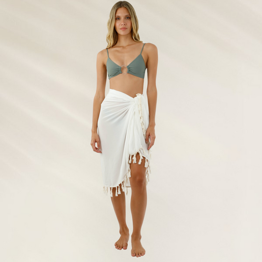 Pareo Malai com Franjas – Elegância Tropical em tecido branco usado por modelo com biquíni verde