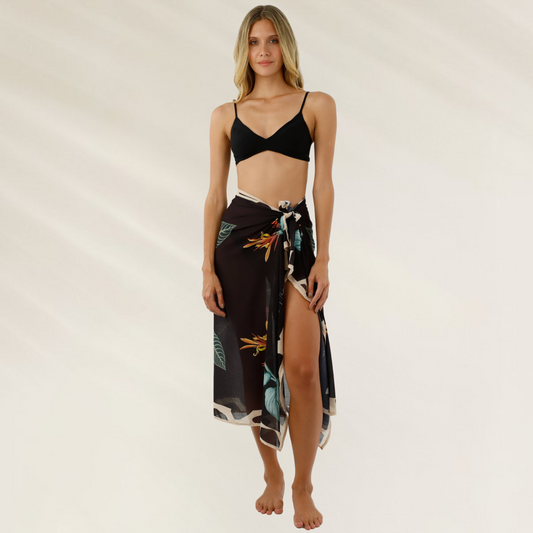 Mulher vestindo Pareo Malai Floral em Viscose – Versatilidade com Toque Tropical com estampa floral escura e nó na cintura