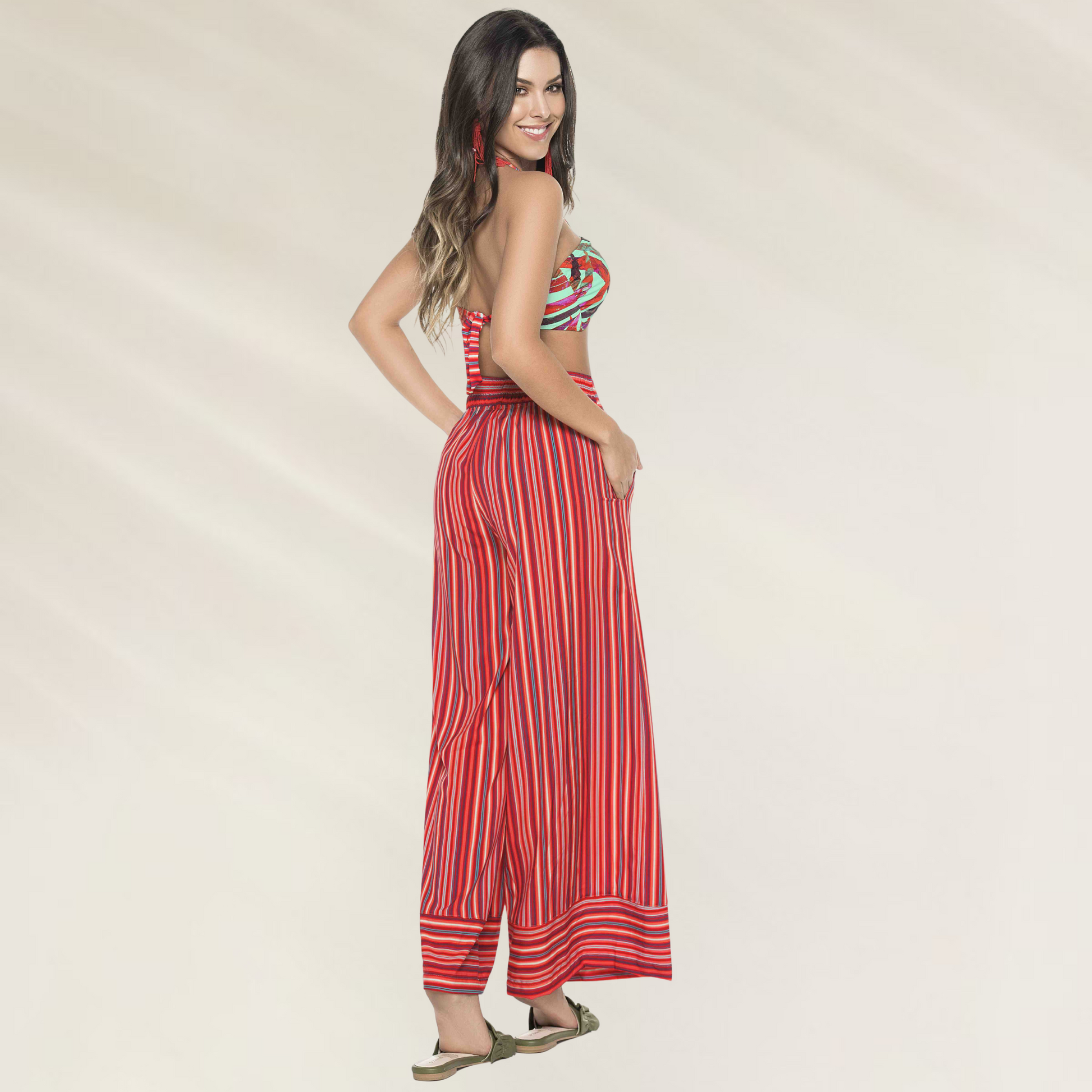 Calça pantalona listrada vermelha Phax em tecido leve mostrada em modelo, alças Compridas Phax – Conforto e Estilo Tropical.