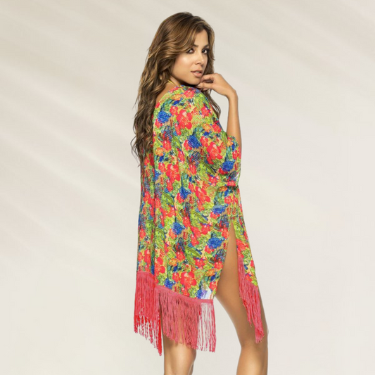 Mulher vestindo Cardigan Curto Estampado com Franjas PHAX com fundo neutro bege