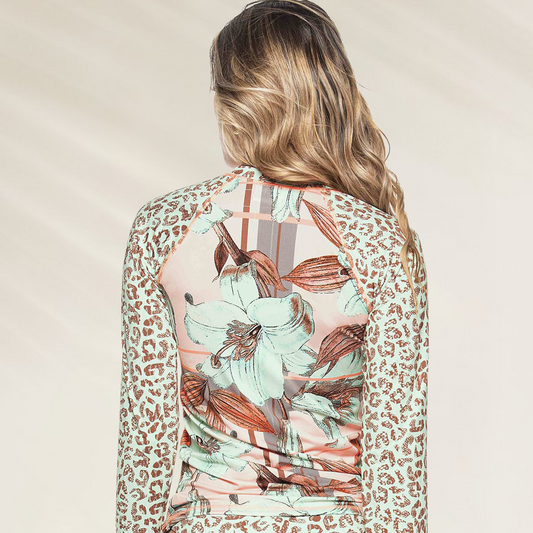 Rashguard Floral e Animal Print com Manga Comprida Phax feminina vista de costas com estampa combinada