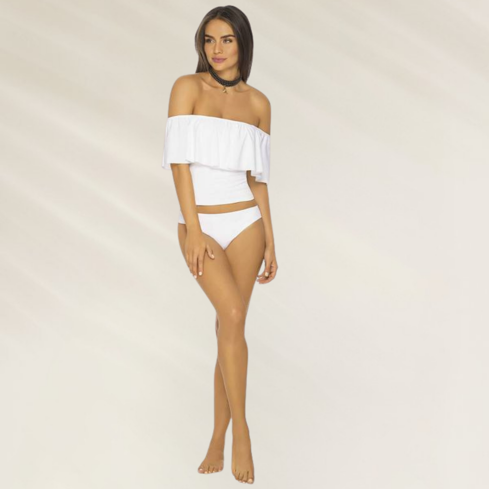 Modelo usando top de biquini Tanquini Branco Phax com design ombro a ombro e babados
