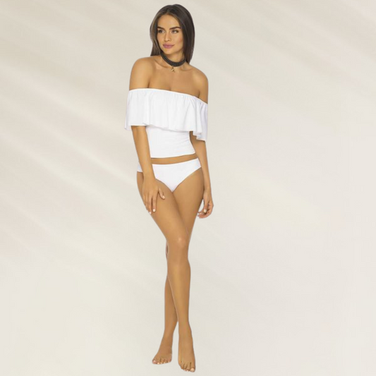 Modelo usando top de biquini Tanquini Branco Phax com design ombro a ombro e babados