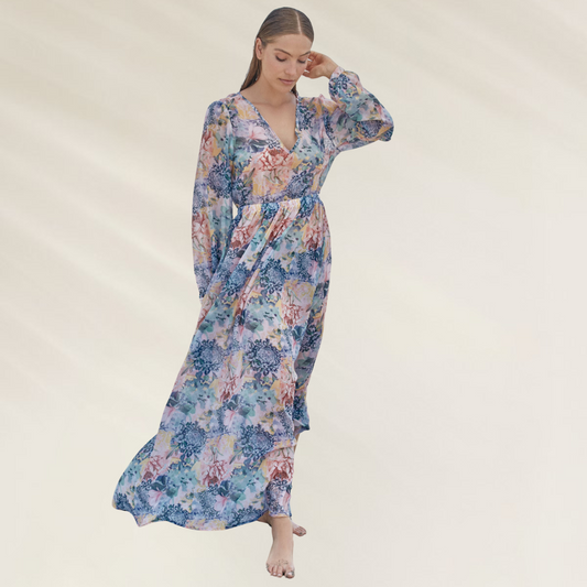 Mulher usando vestido comprido com mangas Phax estampado em cores suaves e design fluido