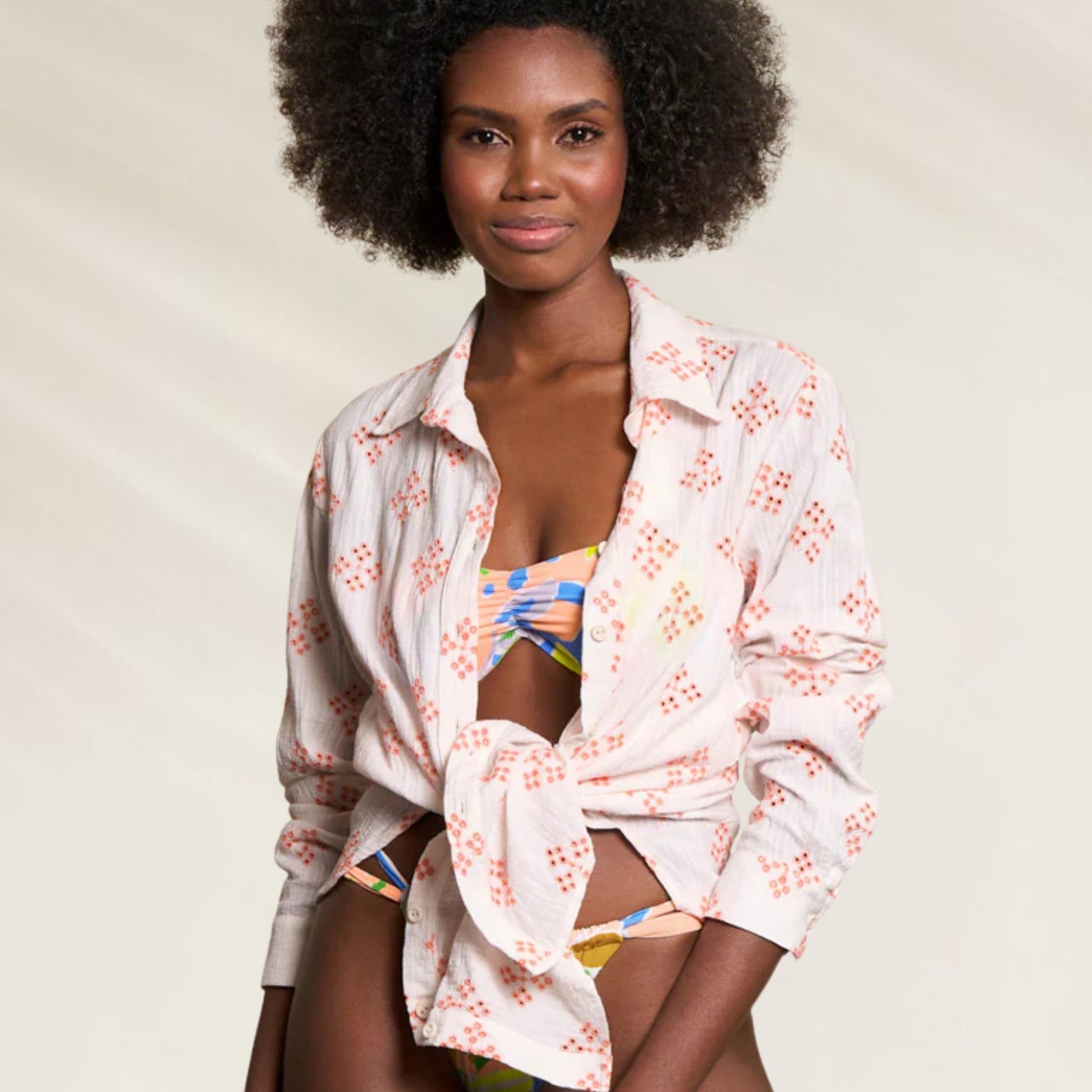 Camisa Maaji de manga longa com padrão colorido e nó na frente, ideal para looks de verão