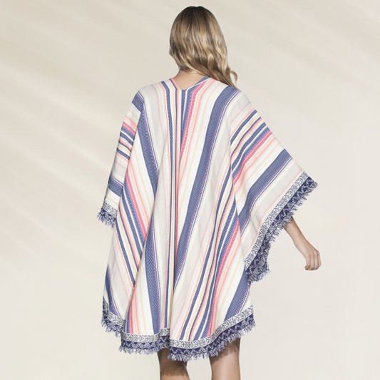 Poncho Multiusos Maaji Estilo Boho Chic com franjas e estampa listrada colorida