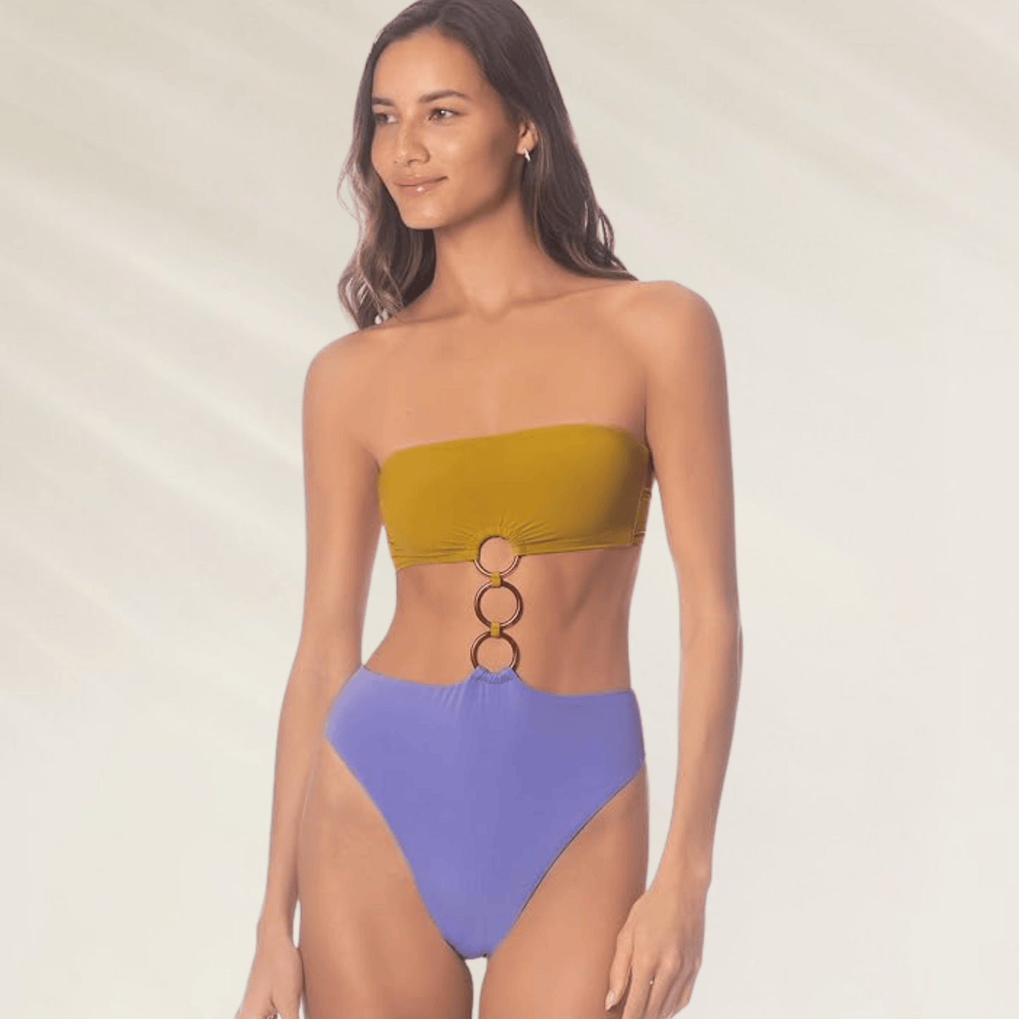 Triquíni Maaji em cores amarelo e roxo com detalhes em anéis, ideal para o verão
