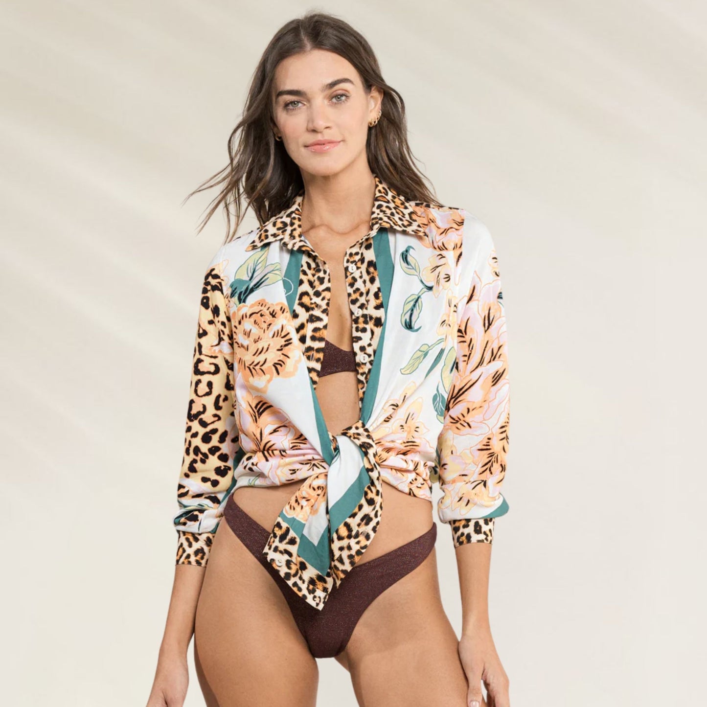 Camisa Maaji estampada com detalhes em leopardo e floral, ideal para looks de verão e praia