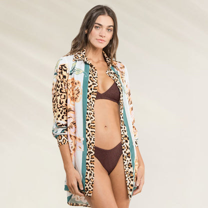 Camisa Maaji de estampa tropical com detalhes de leopardo, ideal para ambientes casuais e praianos.