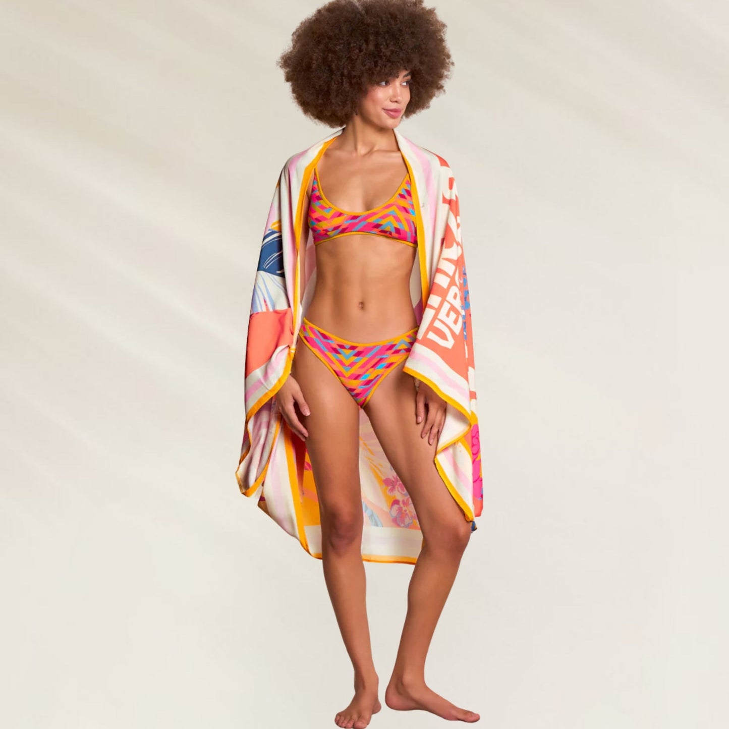 Pareo Maaji colorido com estampa vibrante, ideal para praia e piscina, sobre traje de banho