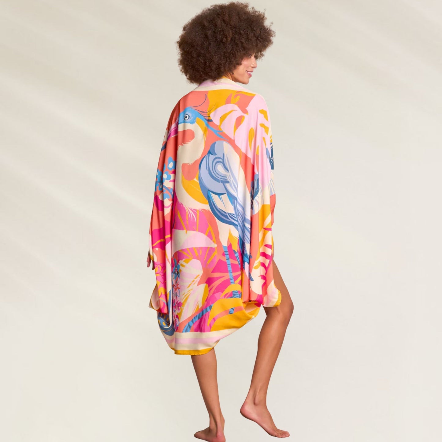 Pareo Maaji colorido com estampas tropicais e design leve, ideal para dias de praia ou piscina