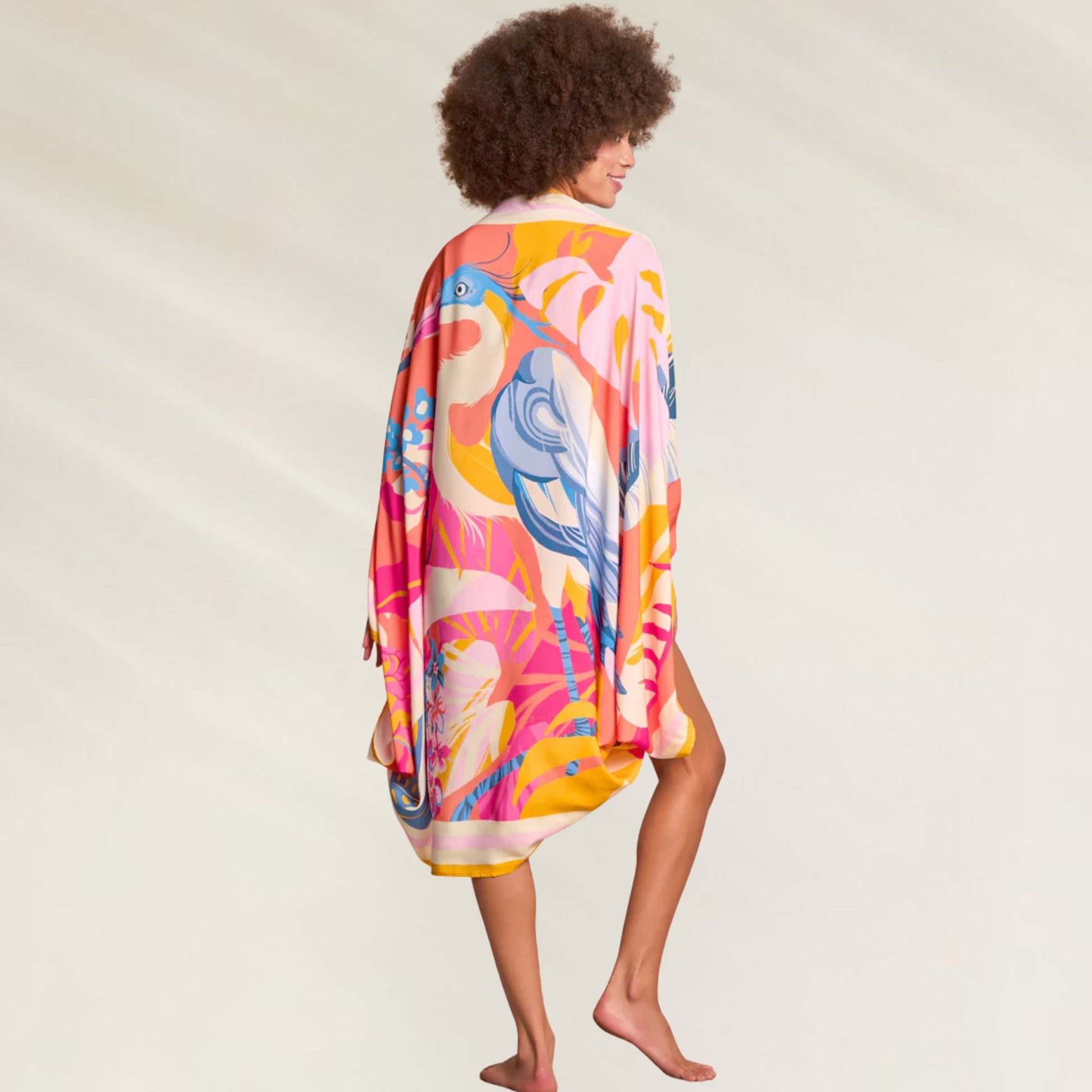 Pareo Maaji colorido com estampas tropicais e design leve, ideal para dias de praia ou piscina