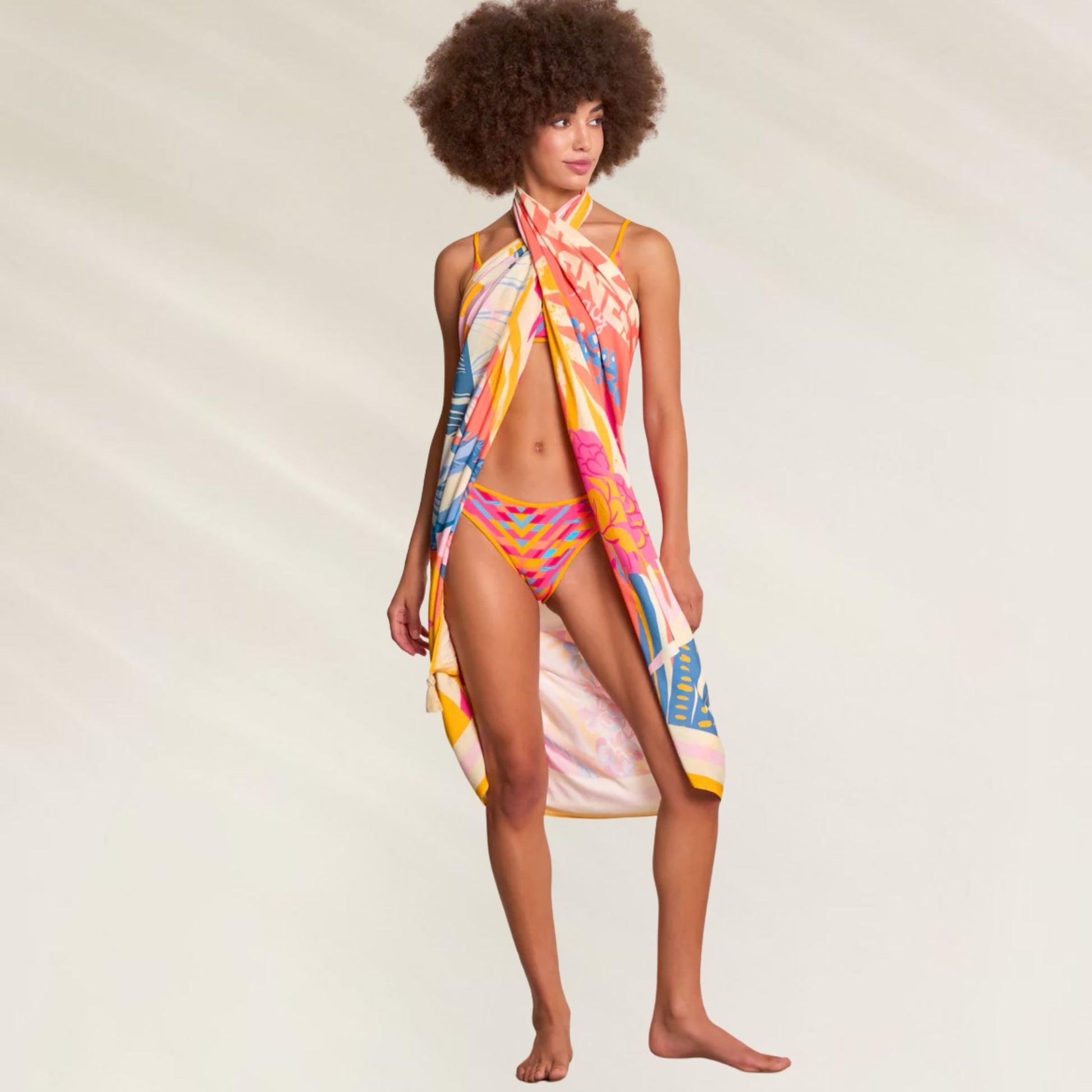 Pareo colorido da Maaji com estampas vibrantes, ideal para usar na praia ou na piscina