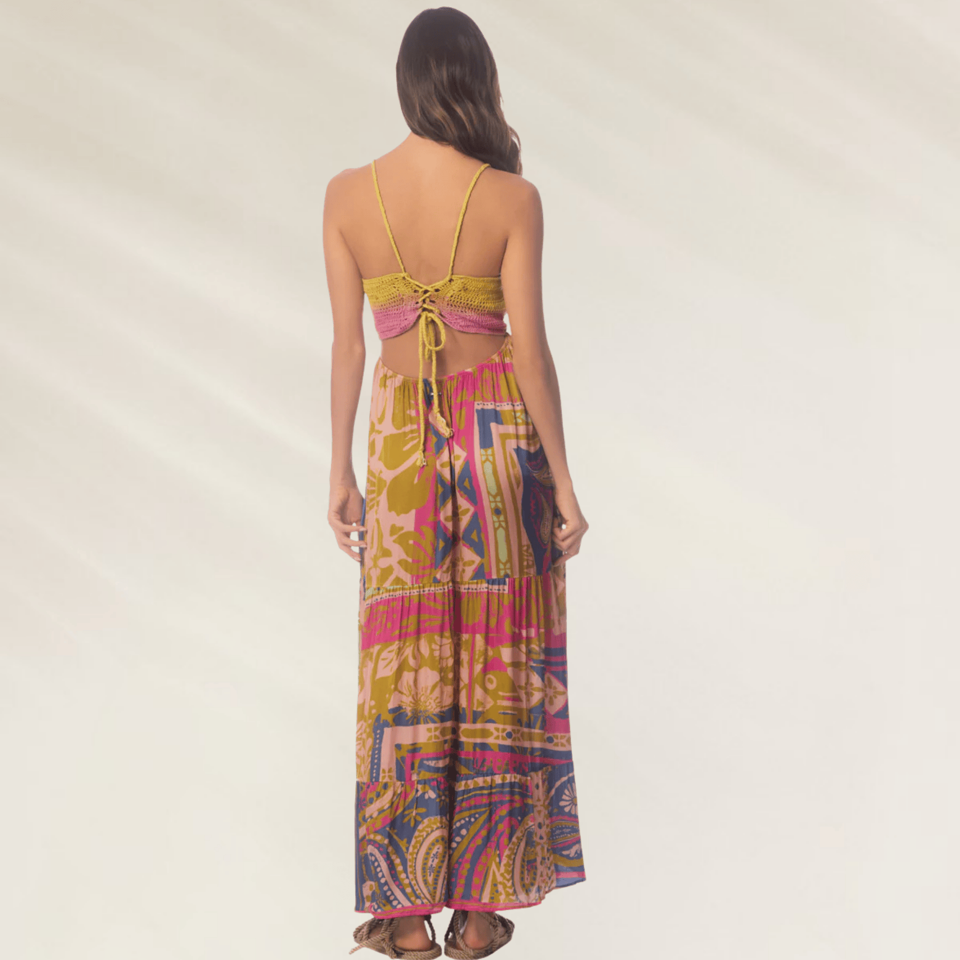 Bermuda de praia Maaji com estampa colorida e cordão para ajuste na cintura