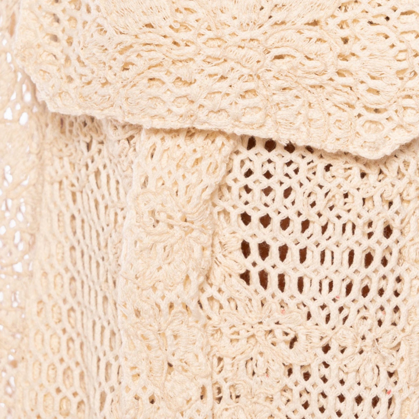 Detalhe do Pullover com Capuz Rose Heaven, com textura de crochê em tom claro