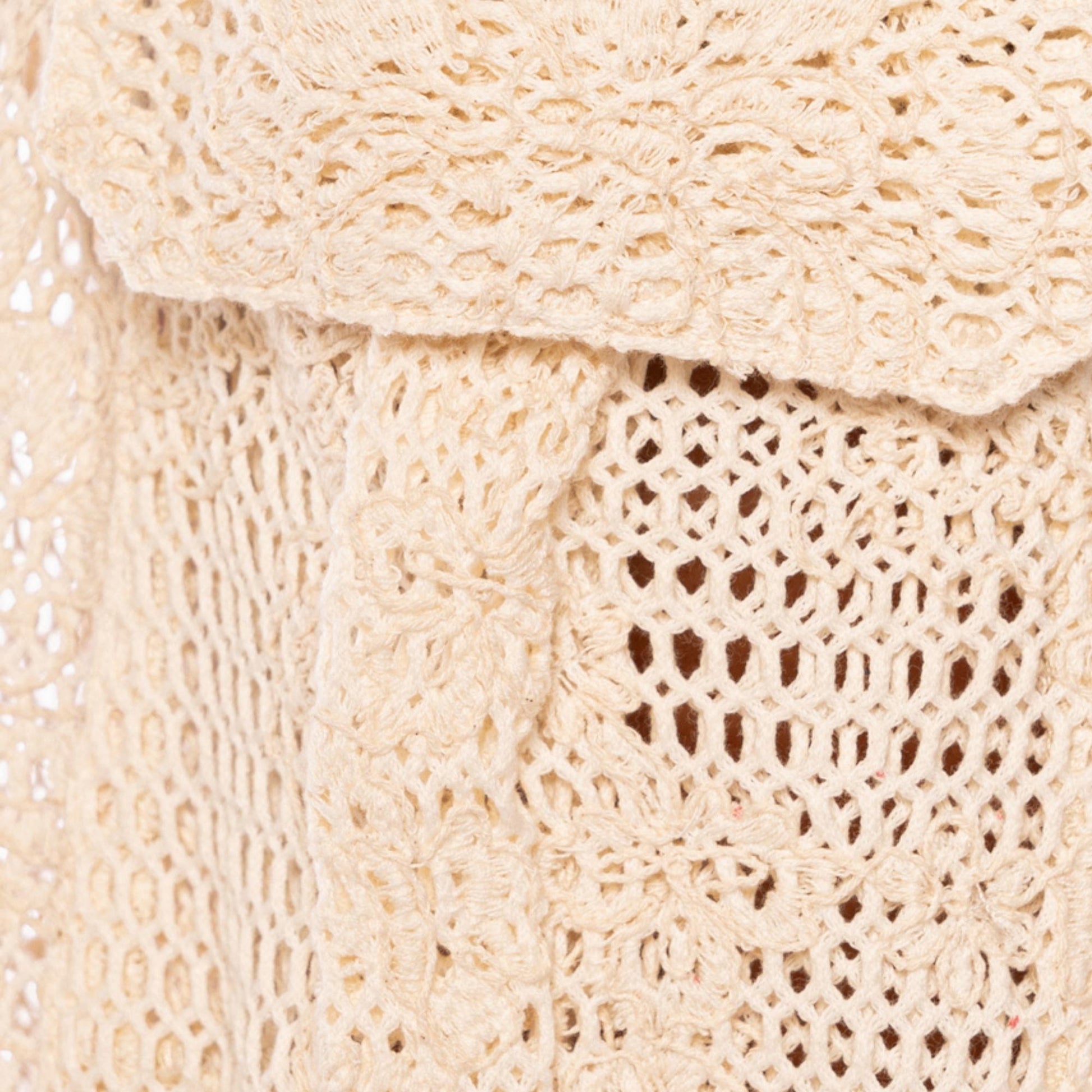 Detalhe do Pullover com Capuz Rose Heaven, com textura de crochê em tom claro