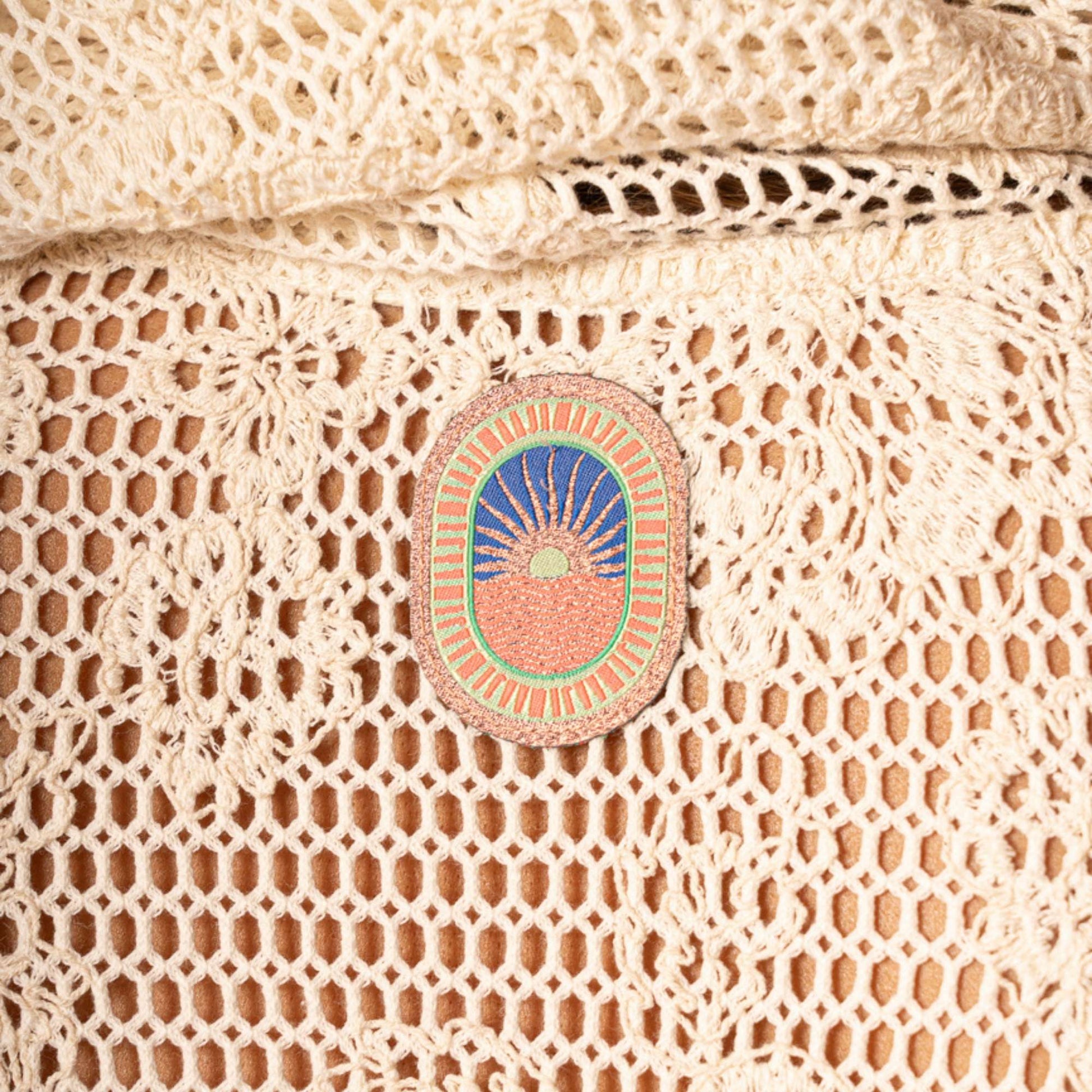 Detalhe do Pullover com Capuz Rose Heaven da Maaji com um patch decorativo colorido