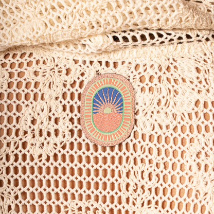 Detalhe do Pullover com Capuz Rose Heaven da Maaji com um patch decorativo colorido