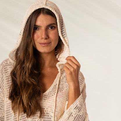 Modelo usando um pullover com capuz Rose Heaven, ideal para looks descontraídos e confortáveis
