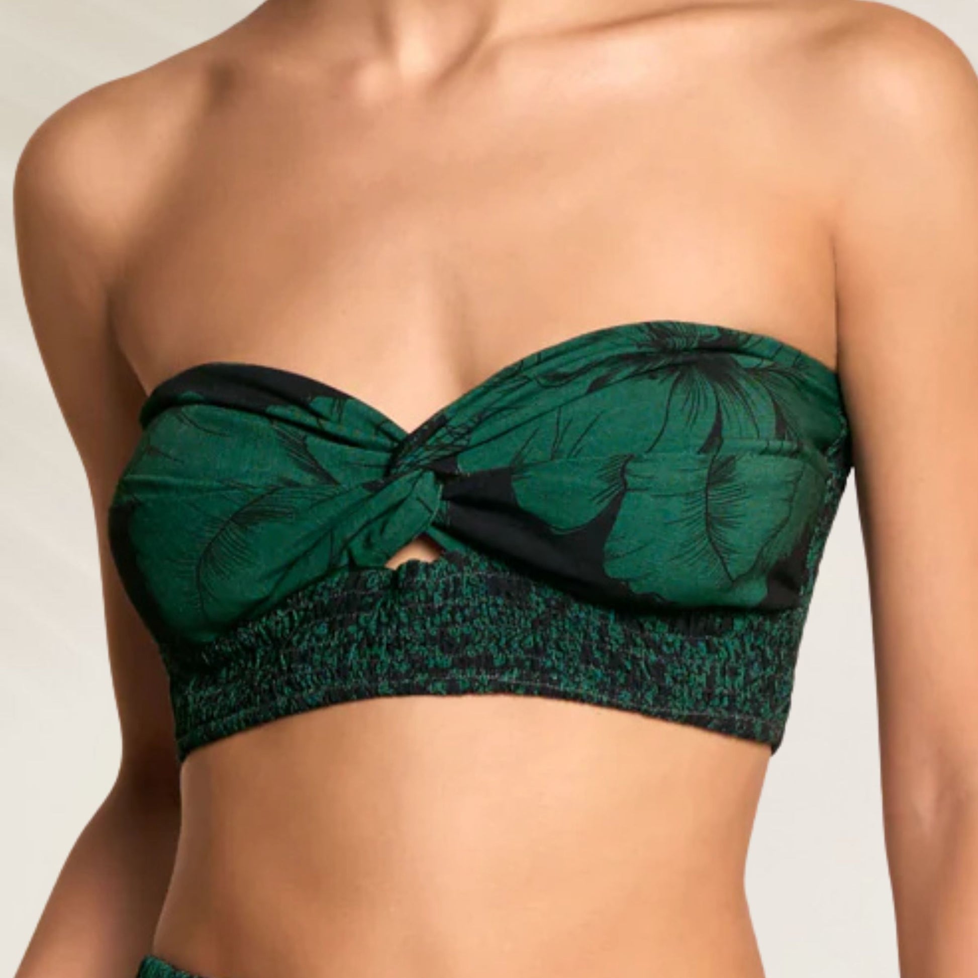 Top Maaji verde com estampa de folhas e detalhe de nó na frente, ideal para look de verão