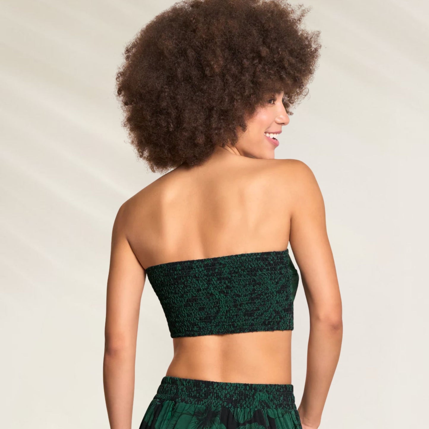 Top crop Maaji verde com design strapless ideal para looks de verão e ocasiões casuais