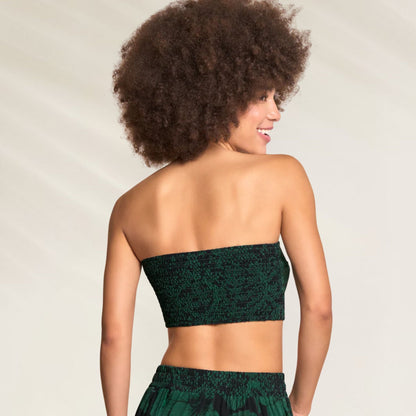 Top crop Maaji verde com design strapless ideal para looks de verão e ocasiões casuais