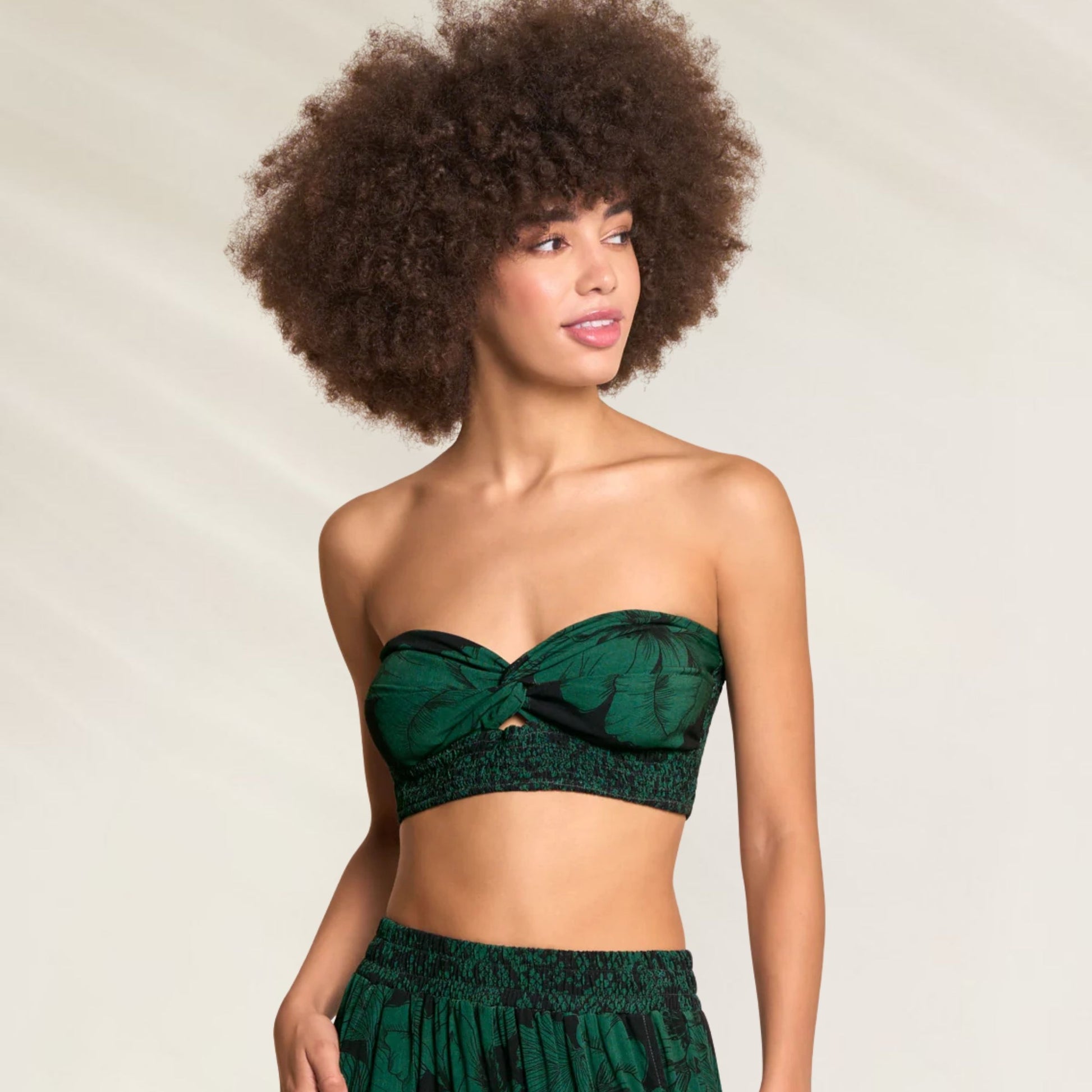 Top sem mangas Maaji em verde com estampa de folhas e detalhe torcido na frente