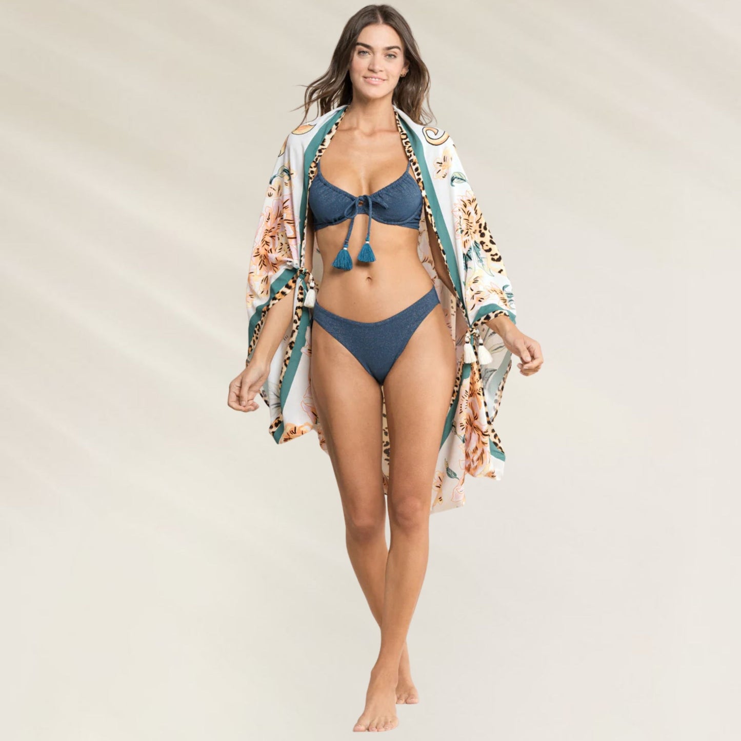 Pareo Maaji estampado com flores e animais, ideal para praia e piscina, estilo leve e confortável