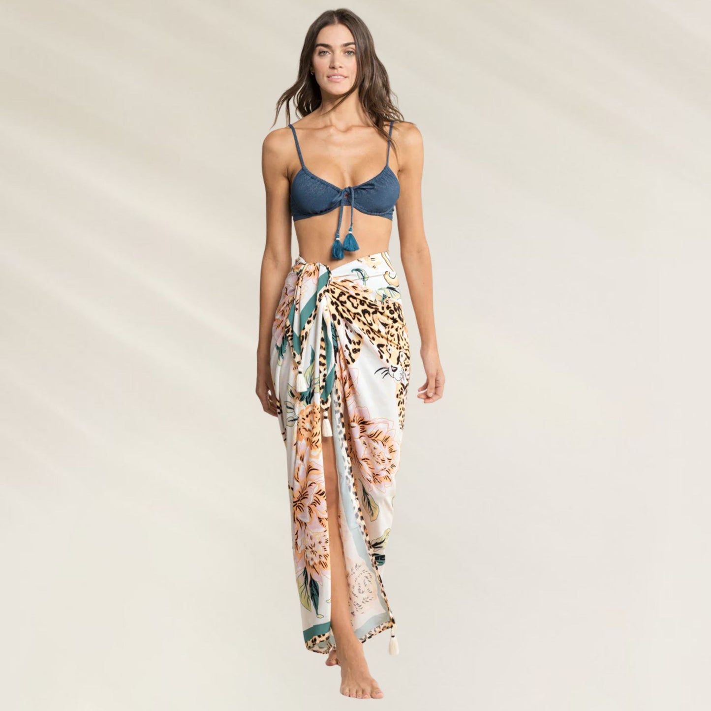 Pareo estampado da Maaji com flores e detalhes de leopardo, ideal para o verão na praia.