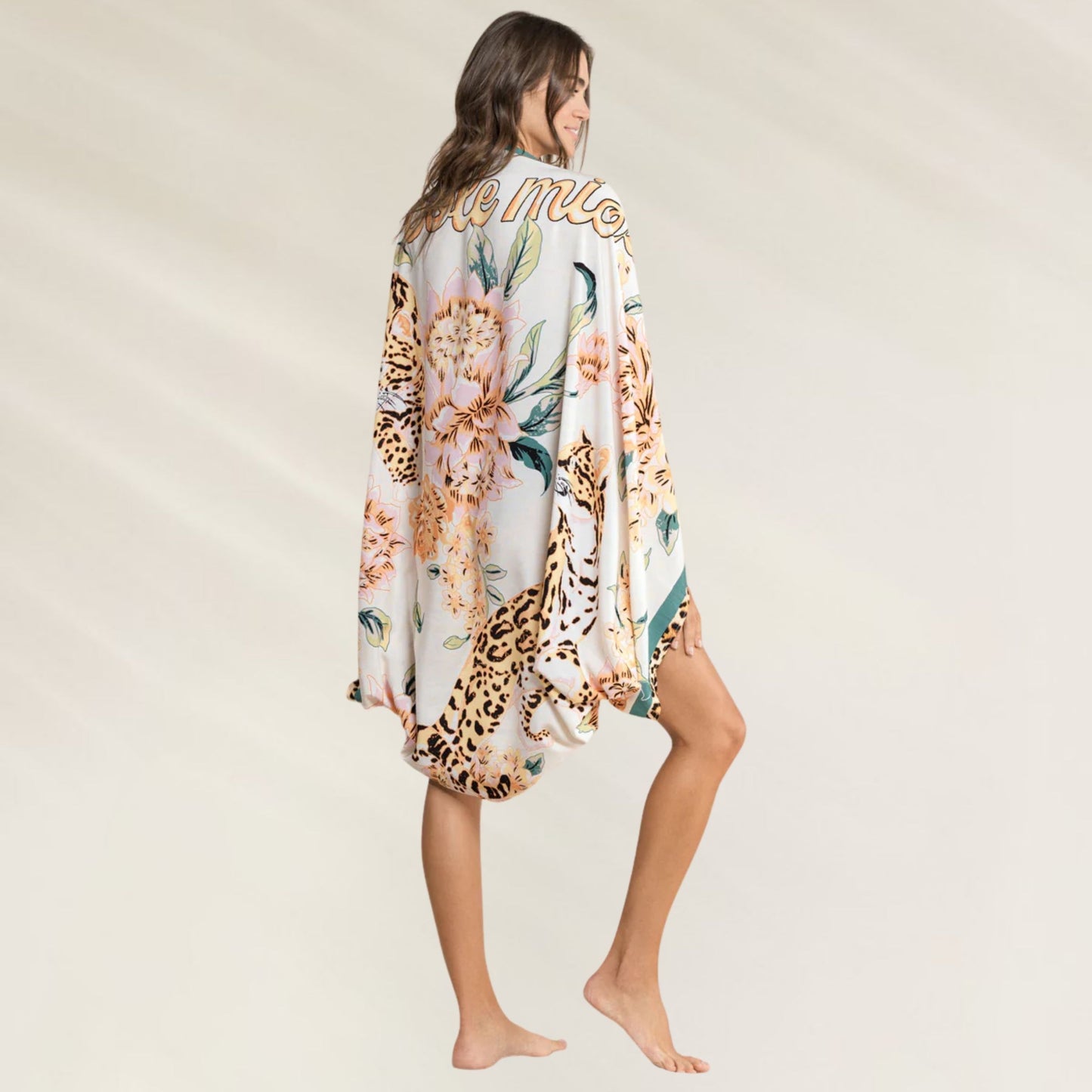 Pareo Maaji estampado com flores e animal print em tons suaves, ideal para a praia ou piscina