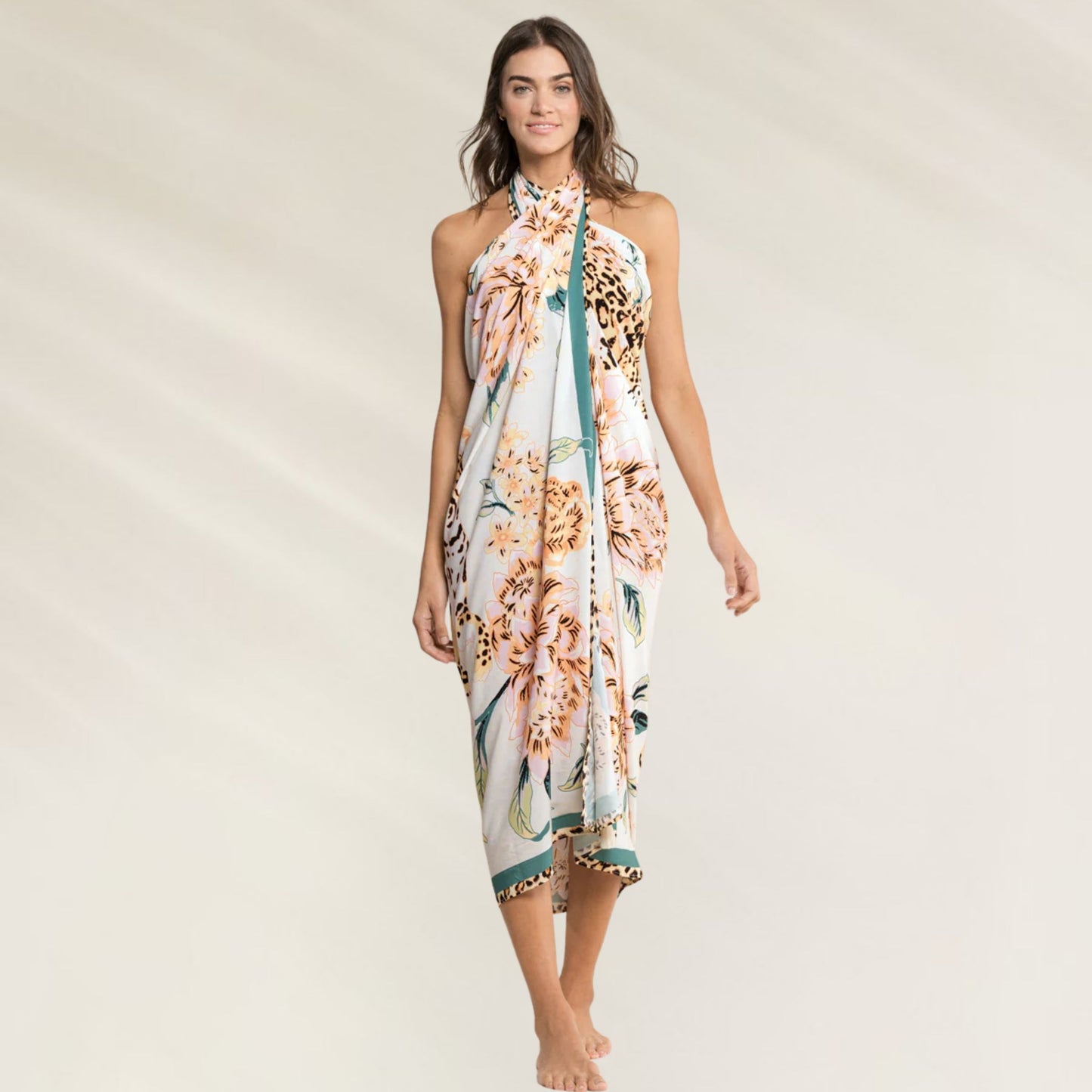 Pareo Maaji com estampa floral vibrante, ideal para uso na praia ou piscina com estilo e conforto