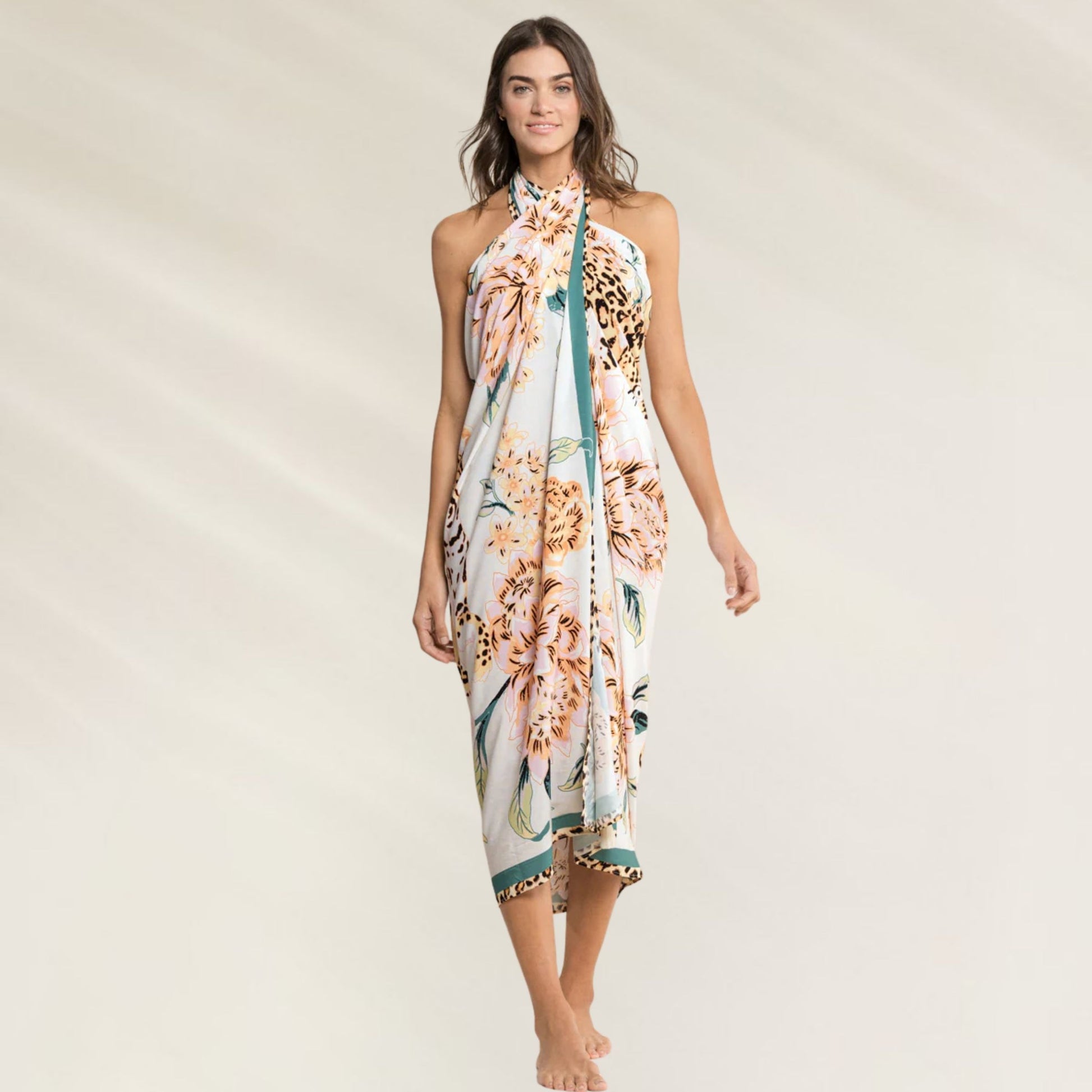 Pareo Maaji com estampa floral vibrante, ideal para uso na praia ou piscina com estilo e conforto