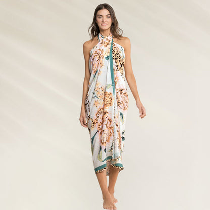 Pareo Maaji com estampa floral vibrante, ideal para uso na praia ou piscina com estilo e conforto