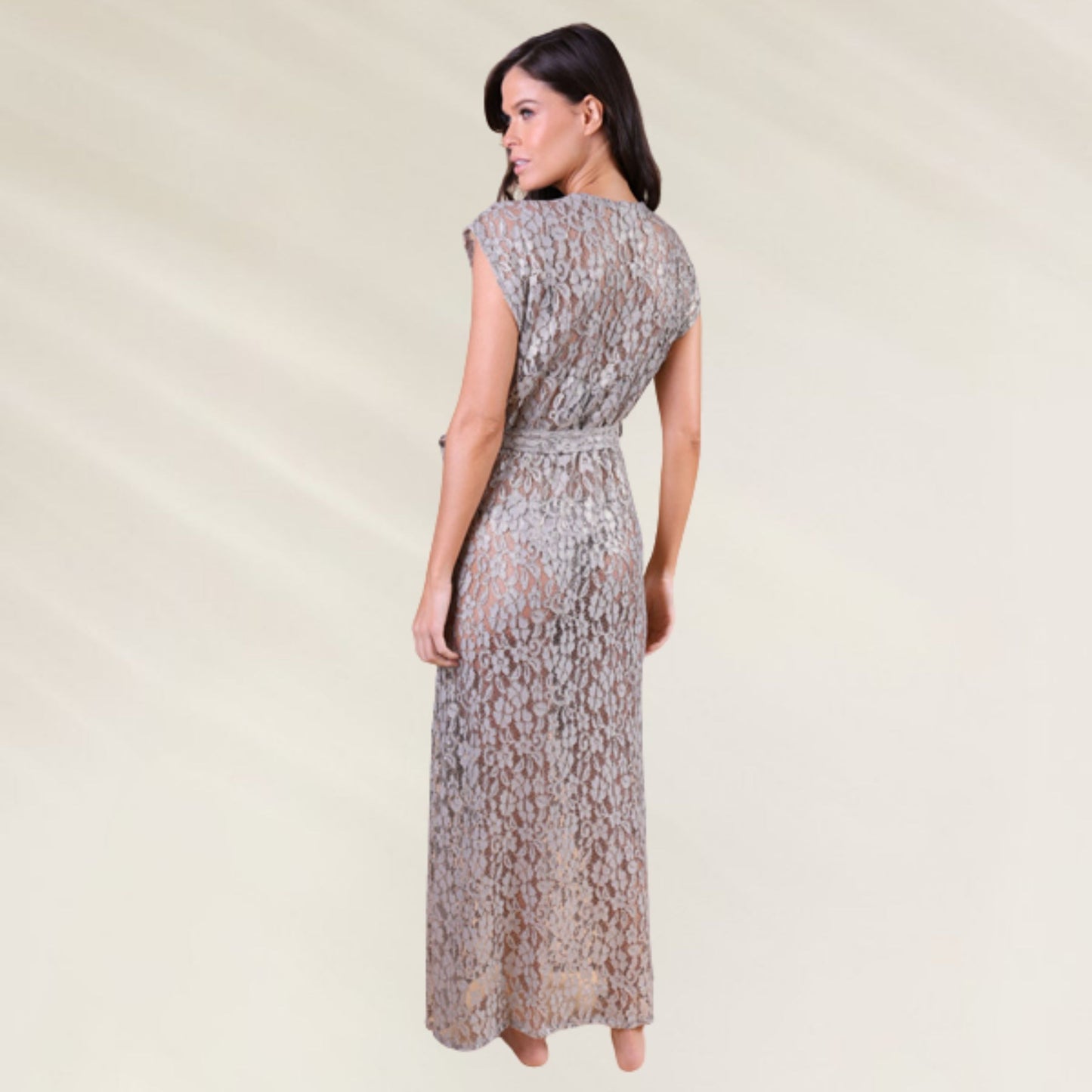 Kimono longo transparente Despi com estampa de renda e manga curta, ideal para compor looks elegantes