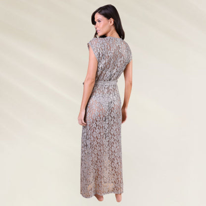 Kimono longo transparente Despi com estampa de renda e manga curta, ideal para compor looks elegantes